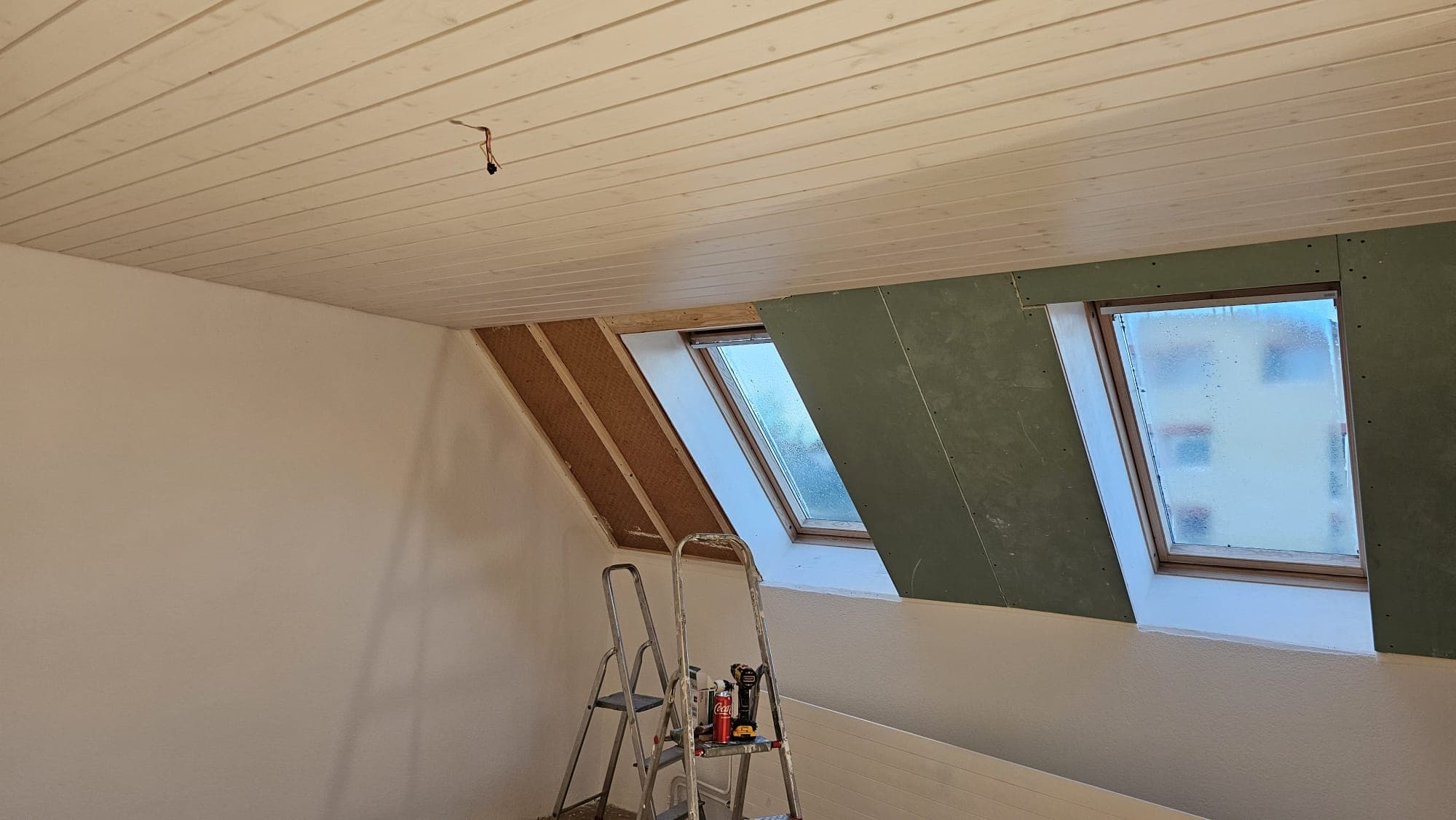 Trockenbau-Arbeiten im Dachzimmer rund um die Dachfenster