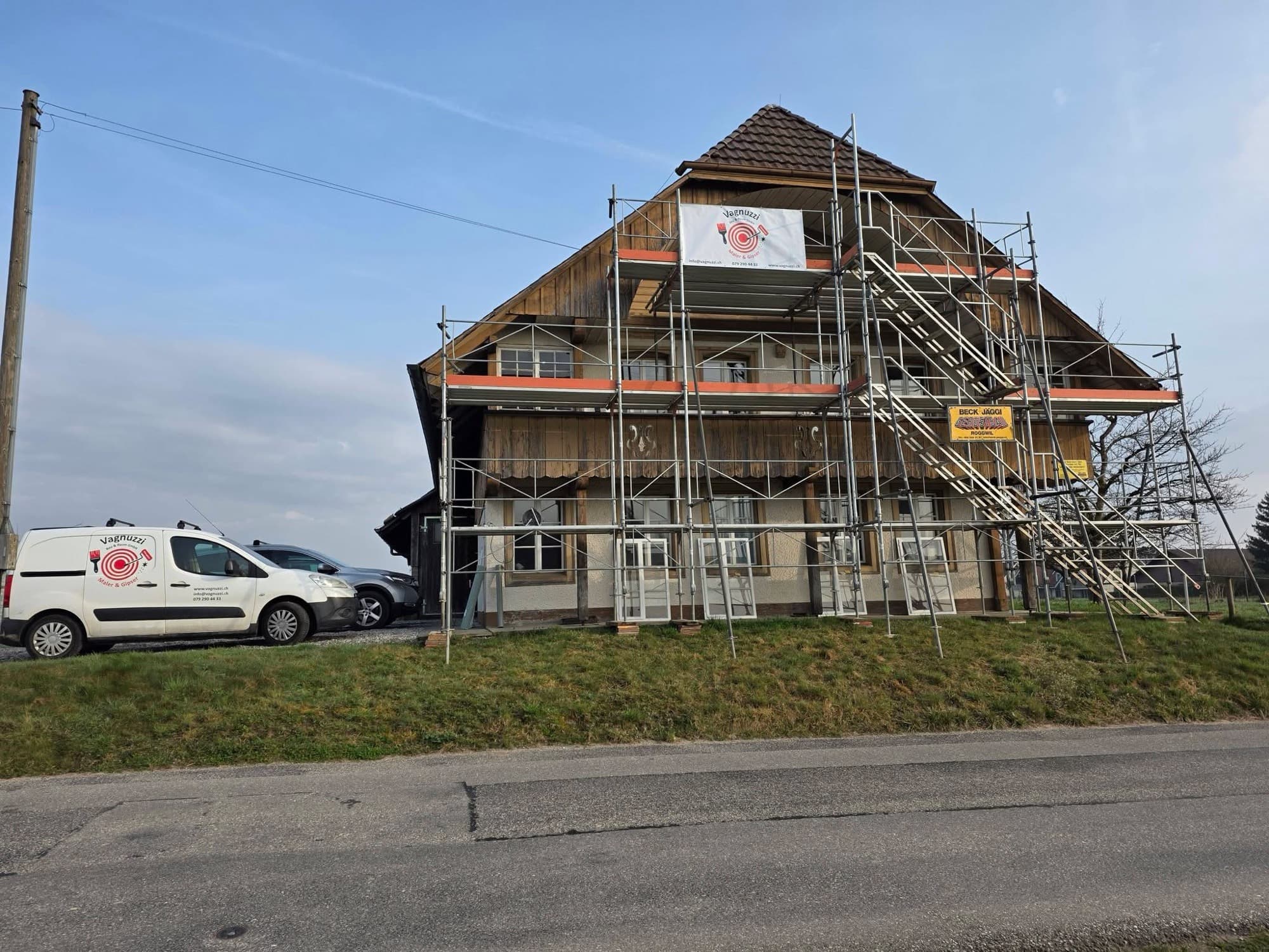 Vagnuzzi-Fahrzeug vor einer eingerüsteten Baustelle
